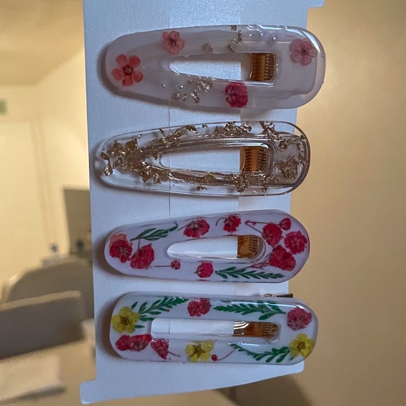 Handmade Hair Clips 🌺 - Picture 4 of 5